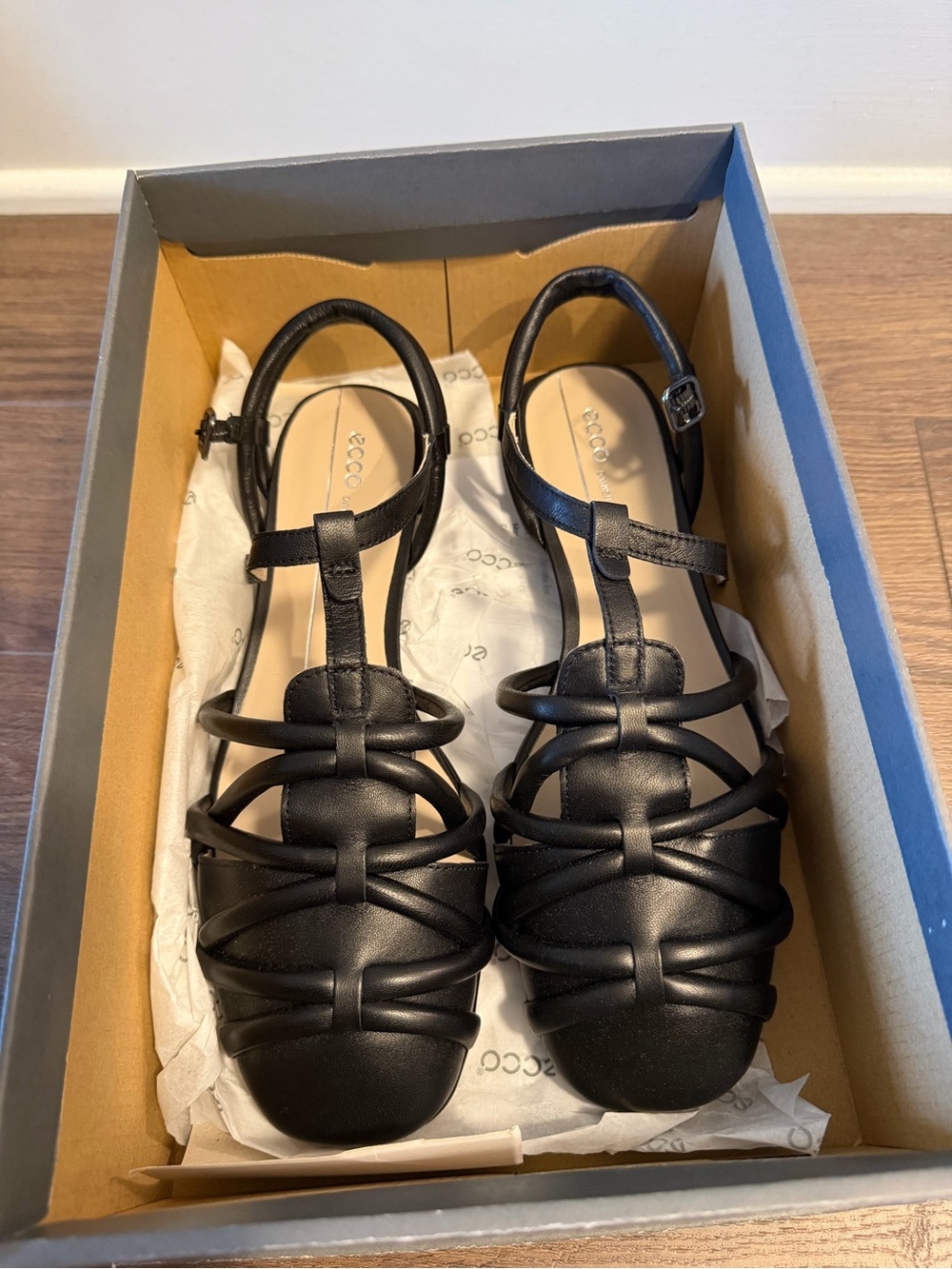 Ecco Black Leather Strappy T-Back Sandals